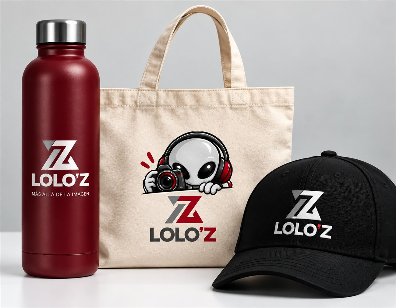 Botella borgoña, bolsa de tela y gorra negra con el logo de LOLO’z