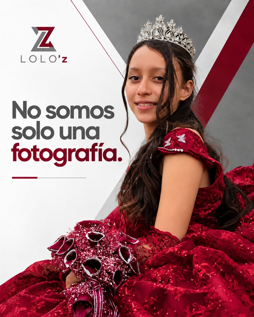 Quinceañera con corona y vestido borgoña: No somos solo una fotografía.