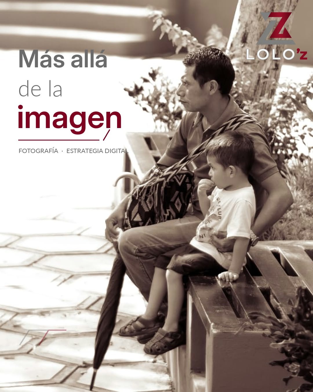 Padre e hijo sentados en una banca, en tono sepia: Más allá de la imagen. Fotografía y estrategia digital.